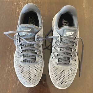 Nike men’s gray shoes
